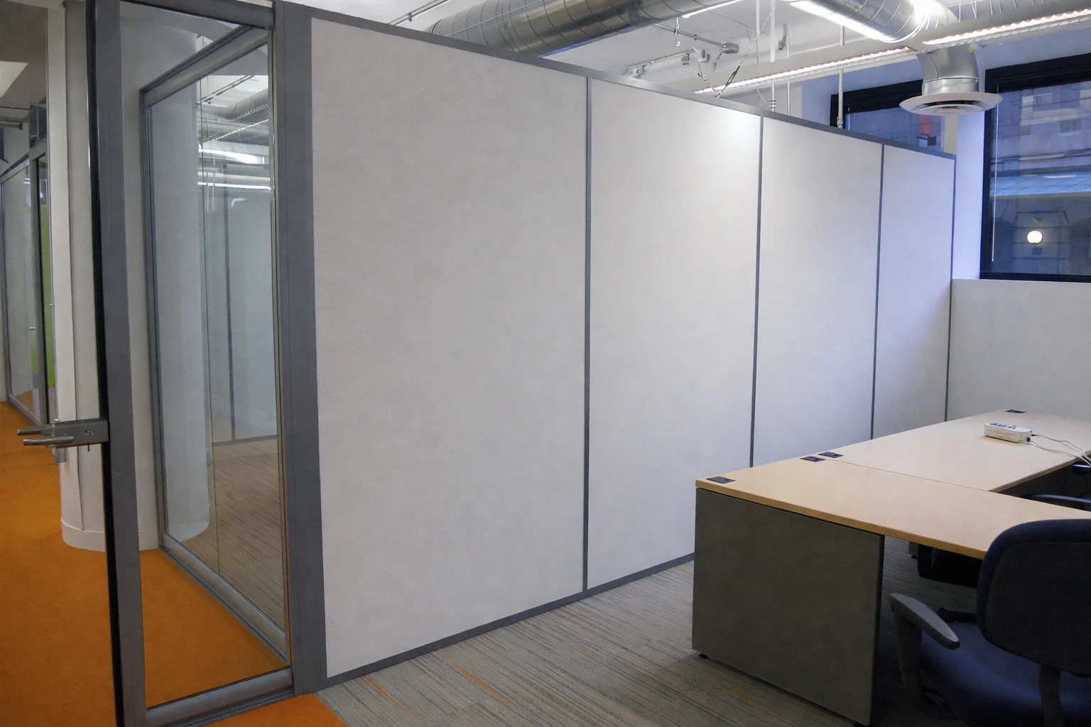 Instalación de puestos de trabajo en oficina administrativa de Bogotá