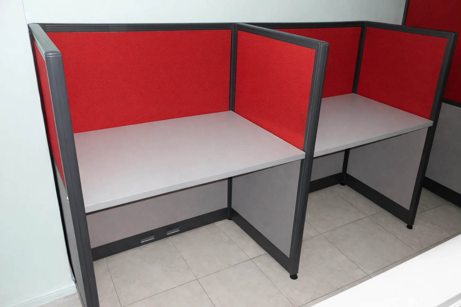 Mobiliario corporativo instalado en oficinas institucionales de Bogotá