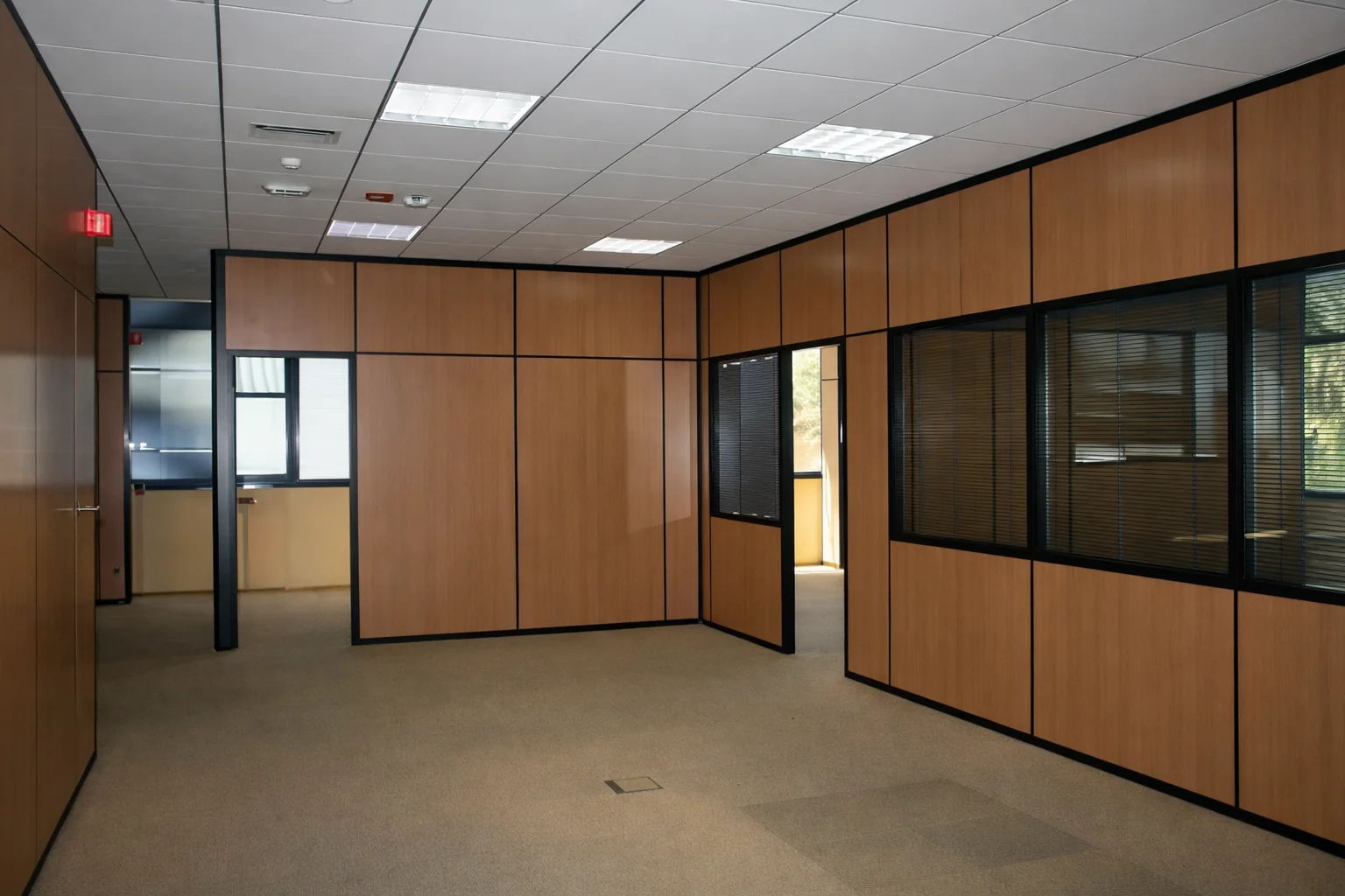 Layout optimizado de oficinas administrativas institucionales