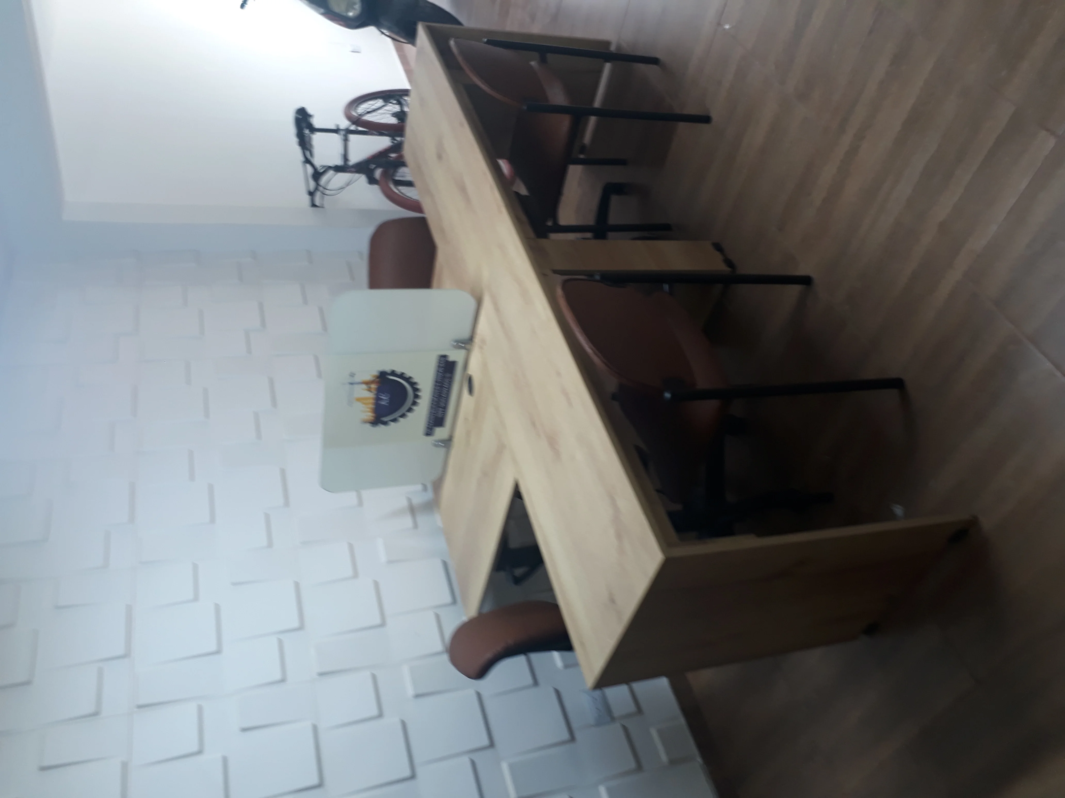 Diseño de oficina pequeña moderna dentro de un coworking en Bogotá