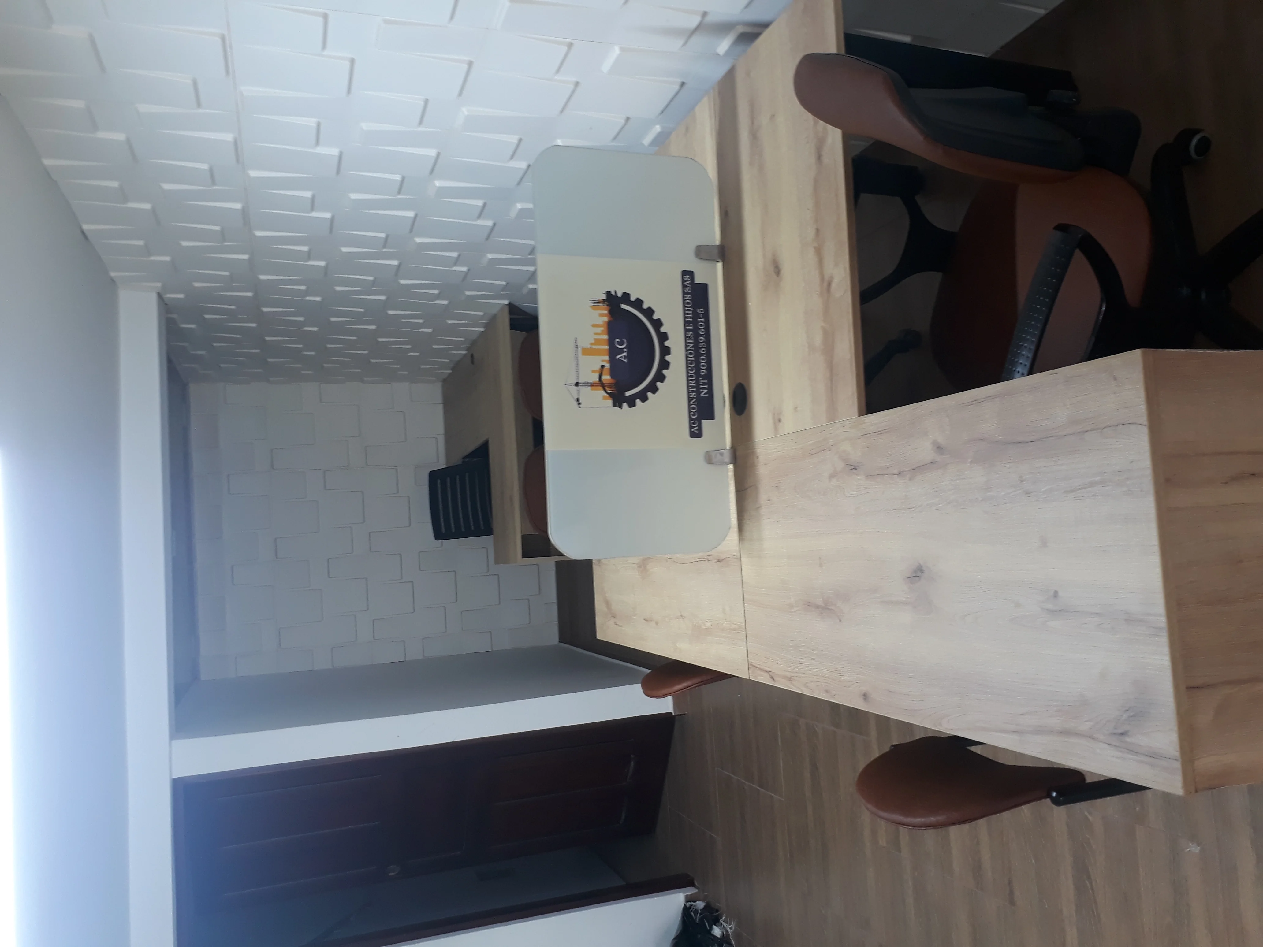 Espacio de trabajo ergonómico en una oficina pequeña